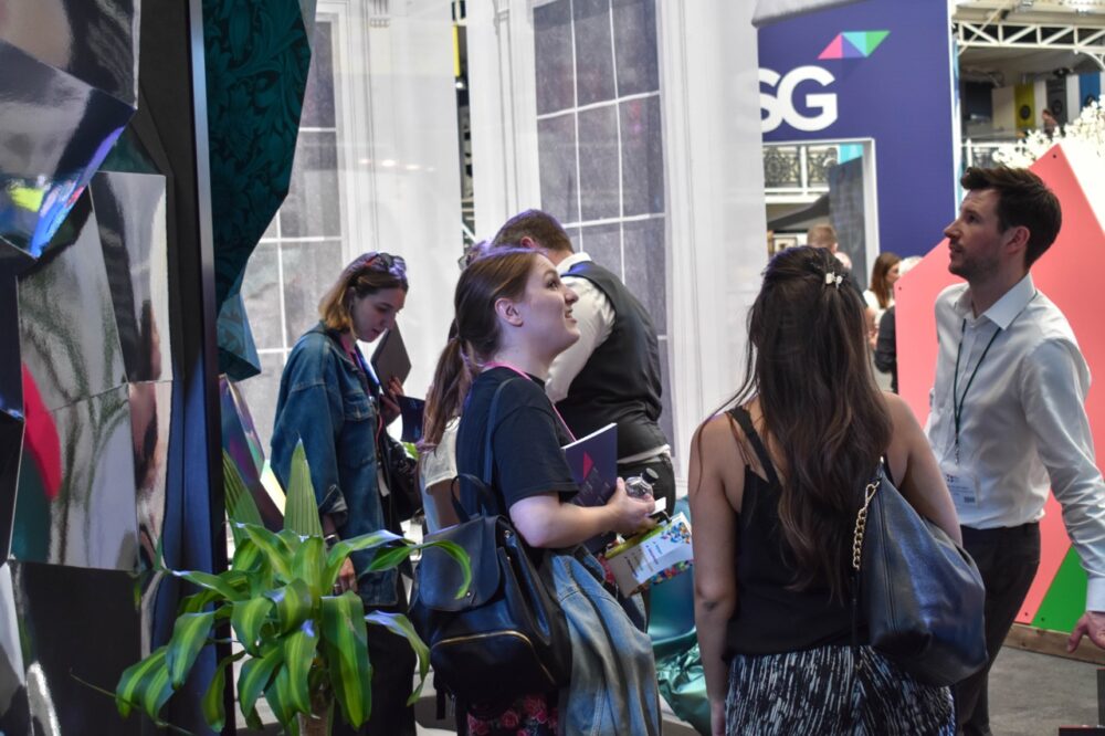 VM Display Show 32 Large