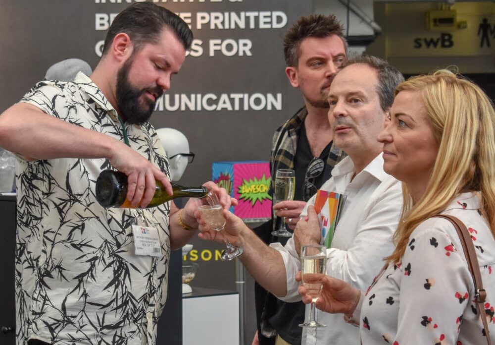 VM Display Show 6 Large